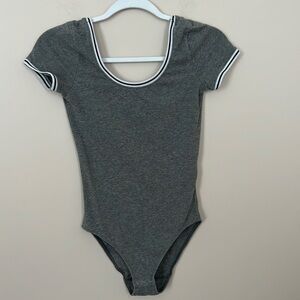 𝅺hollister l Gray Short Sleeve Bodysuit